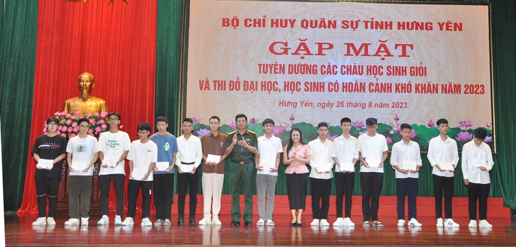 Lãnh đạo Bộ CHQS tỉnh và Ban Dân vân Tỉnh ủy tặng quà học sinh thi đỗ đại học