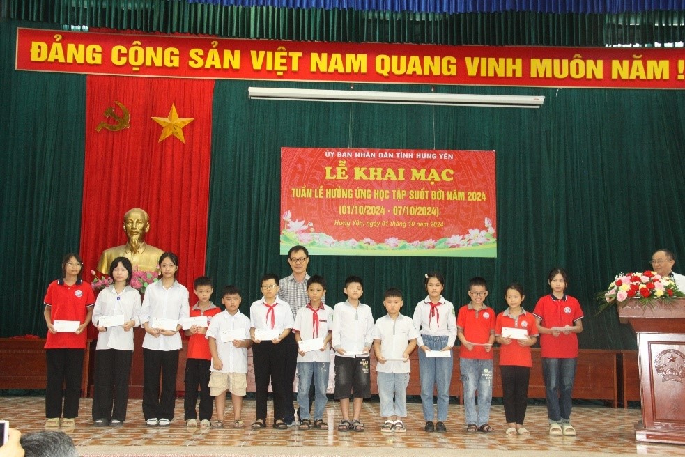 Trao học bổng tặng học sinh nghèo vượt khó