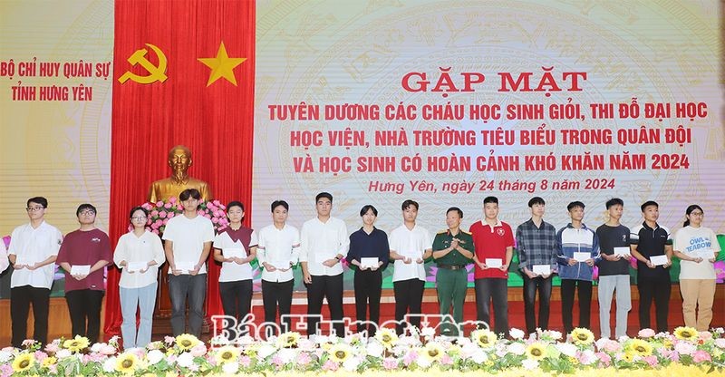 Trao quà tuyên dương học sinh thi đỗ đại học, học viện, nhà trường tiêu biểu trong quân đội