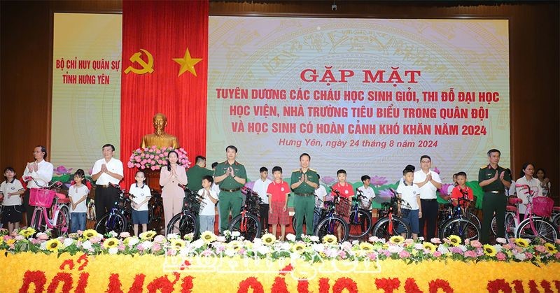 Trao xe đạp tặng học sinh có hoàn cảnh khó khăn đạt kết quả cao trong học tập