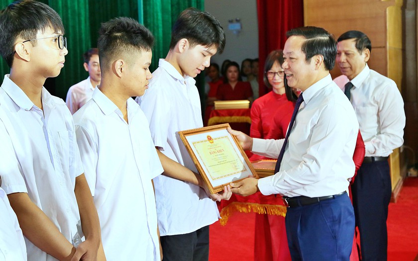 Hội Khuyến học Hưng Yên đồng hành tuyên dương, khen thưởng học sinh xuất sắc
