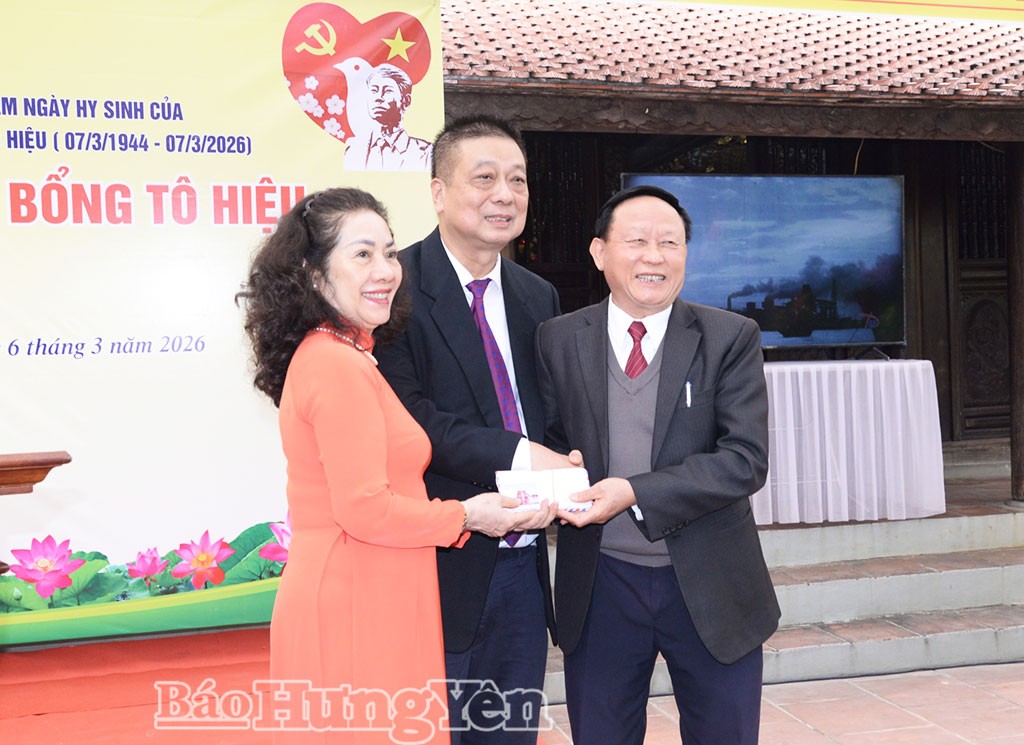 Gia đình ông Tô Quyết Tiến, thân nhân liệt sĩ Tô Hiệu trao 50 triệu đồng tặng Quỹ khuyến học, khuyến tài Tô Hiệu tỉnh Hưng Yên.