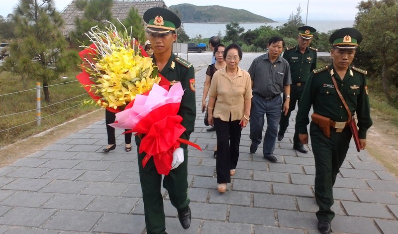 Đoàn TW Hội Khuyến học Việt Nam thăm viếng mộ Cố Đại tướng Võ Nguyên Giáp