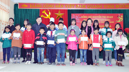 Nguyên Phó Chủ tịch nước, Chủ tịch Hội Khuyến học Việt Nam Nguyễn Thị Doan trao học bổng tặng học sinh nghèo, vượt khó